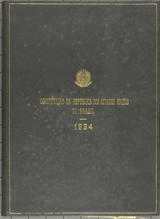 Capa da Constituição da República dos Estados Unidos do Brasil de 1934. O fundo é preto, com letras douradas no centro. Acima do título, há o brasão da República do Brasil também em dourado. O texto centralizado diz: 'CONSTITUIÇÃO DA REPÚBLICA DOS ESTADOS UNIDOS DO BRASIL — 1934'.