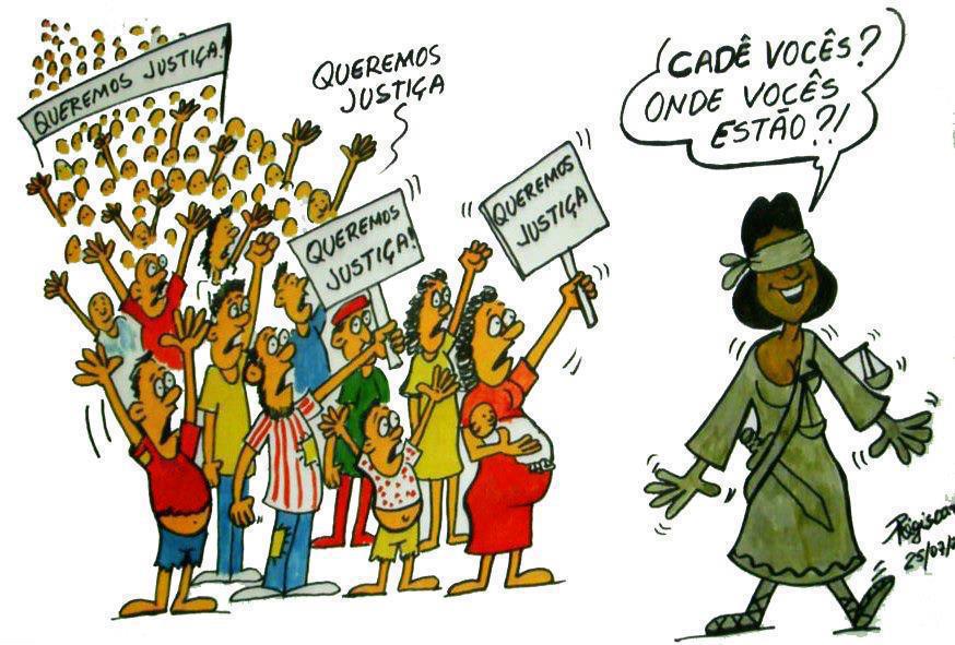 A charge satírica retrata uma manifestação popular clamando por justiça, com a figura da Deusa Têmis, personificação da justiça, alheia à demanda. A composição divide-se em dois planos principais: à esquerda, um grupo heterogêneo de pessoas ergue cartazes e grita "Queremos Justiça!", expressando sua insatisfação; à direita, a figura da Deusa Têmis, com os olhos vendados e uma balança, indaga aos manifestantes "Cadê vocês? Onde vocês estão?!", num tom de ironia. A cena sugere uma crítica à percepção da justiça como distante ou ineficiente. A multidão, composta por diversos indivíduos, demonstra diferentes expressões de frustração e apelo, enquanto Têmis exibe um sorriso que contrasta com a seriedade da situação.