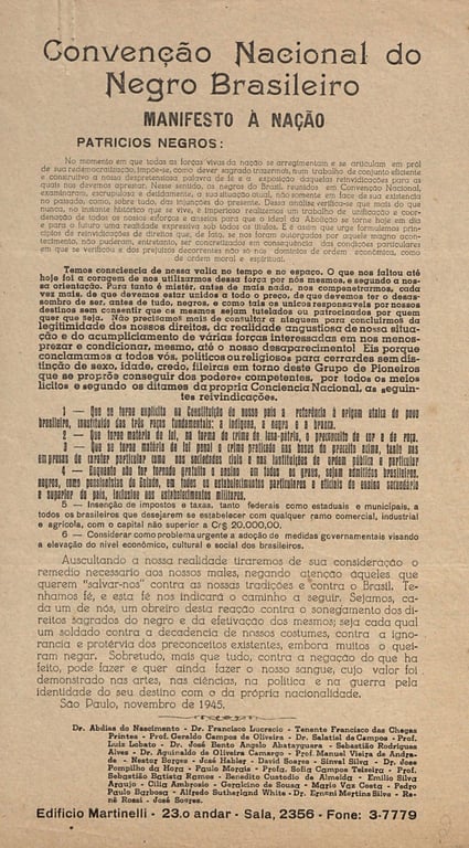 Cartaz em tom amarelado com o título Convenção Nacional do Negro Brasileiro – Manifesto à Nação em letras pretas. O texto apresenta uma convocação política destinada a patrícios negros, datada de novembro de 1945 e assinada por diversas lideranças negras. O documento clama por igualdade de direitos civis, sociais e políticos, articulando uma proposta de ação coletiva em defesa da cidadania negra no Brasil.