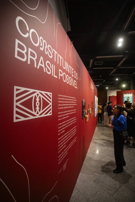 Instalação artística da exposição Linha de Cor