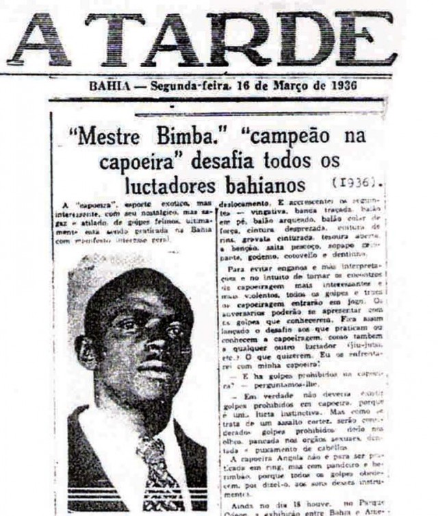 A fotografia em preto e branco de um jornal de 1936 exibe uma manchete sobre o Mestre Bimba, campeão de capoeira, desafiando lutadores baianos. A composição da página do jornal apresenta o título proeminente 'A TARDE' no topo, seguido pela data 'Segunda-feira, 16 de Março de 1936'. A manchete principal, 'Mestre Bimba, campeão na capoeira, desafia todos os lutadores baianos', domina o centro, com o texto explicativo e uma fotografia em preto e branco do Mestre Bimba abaixo. A disposição é tradicional, com o texto alinhado à esquerda e a fotografia incorporada para ilustrar a matéria. A imagem apresenta um retrato em close do Mestre Bimba, um homem negro de meia-idade, com um olhar determinado e um semblante sério. Ele veste um terno e gravata, com o cabelo curto e penteado para trás, transmitindo uma imagem de profissionalismo e confiança. Sua expressão facial demonstra foco e determinação, refletindo o desafio que ele lança na manchete.