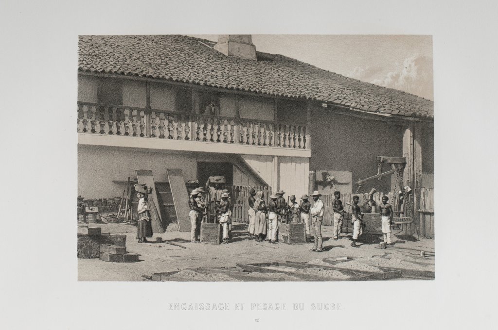 A imagem mostra uma cena de época em uma plantação ou fábrica de açúcar, intitulada 'Encaixotamento e Pesagem do Açúcar' em francês. Em frente a uma grande construção de madeira e telhado de cerâmica, trabalhadores estão reunidos em uma linha, realizando o que parece ser o processo de pesagem e embalagem do açúcar. Eles usam roupas simples, e alguns carregam cestos ou caixas. No segundo andar da construção, há um balcão com balaústres onde se vê uma pessoa observando a cena. Ao fundo, o ambiente parece ser rústico, com objetos e ferramentas espalhados pelo chão e pelas paredes, indicando o trabalho manual e a produção artesanal. A atmosfera é monocromática, com tons que lembram uma fotografia antiga.