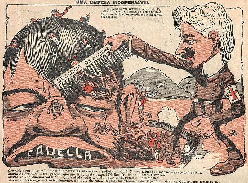 Charge política colorida publicada no início do século XX. À direita da imagem, um homem branco de cabelo grisalho, representado de forma caricatural, segura um grande pente com a inscrição 'DELEGACIA DE HIGYENE'. Ele penteia a cabeça de um personagem gigante à esquerda, cujo rosto representa um morro com a boca escrita 'FAVELA'. Do pente, caem diversas figuras humanas pequenas, simbolizando moradores pobres sendo expulsos à força. Algumas tentam resistir; outras são arrancadas e jogadas no chão ou no mar. O homem à direita é identificado como Oswaldo Cruz, médico sanitarista, que liderou campanhas de 'higienização' urbana no Rio de Janeiro, marcadas por remoções forçadas nas favelas. No fundo, veem-se o mar, montanhas e construções da cidade. O estilo gráfico da ilustração é típico da imprensa satírica da época, e a cena denuncia, com ironia, as políticas higienistas e autoritárias que criminalizavam e expulsavam os pobres dos espaços centrais urbanos.