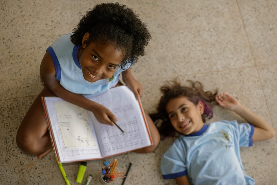 Crianças em sala de aula participando de atividade educativa sobre história e cultura afro-brasileira