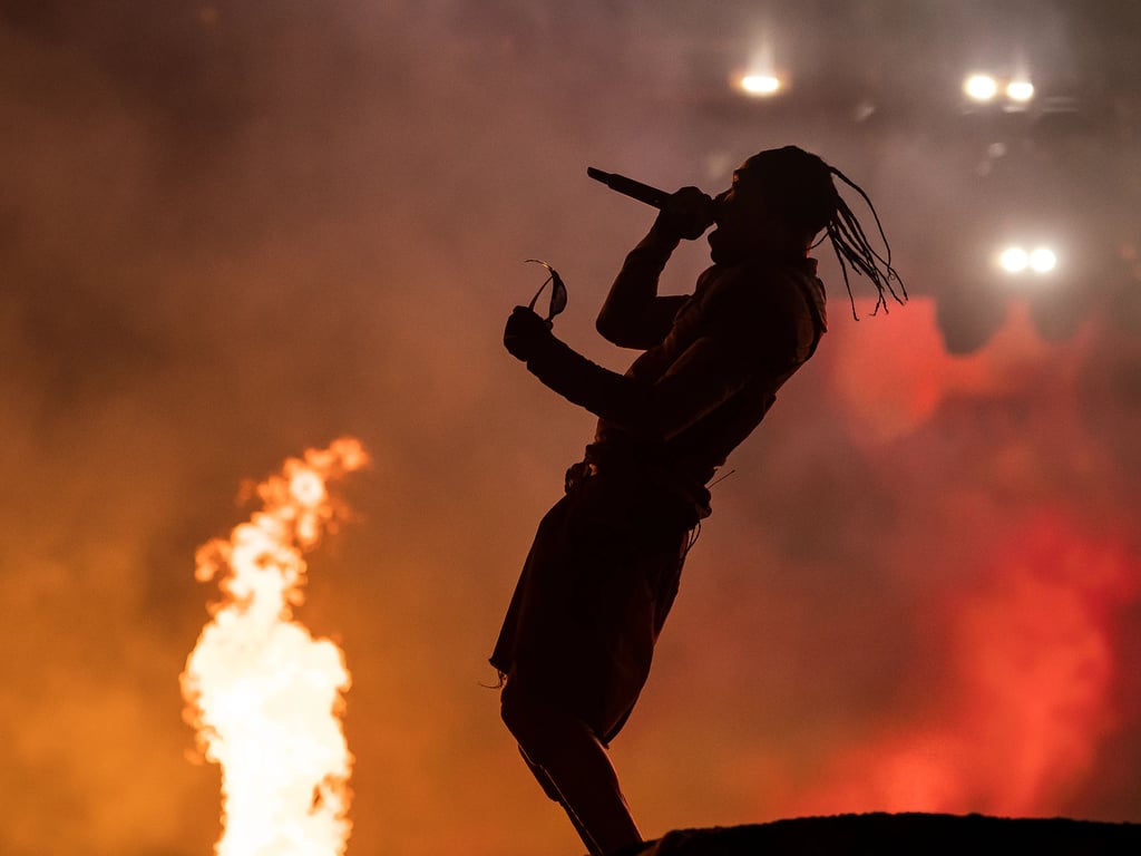 Travis Scott actuando en un escenario vibrante