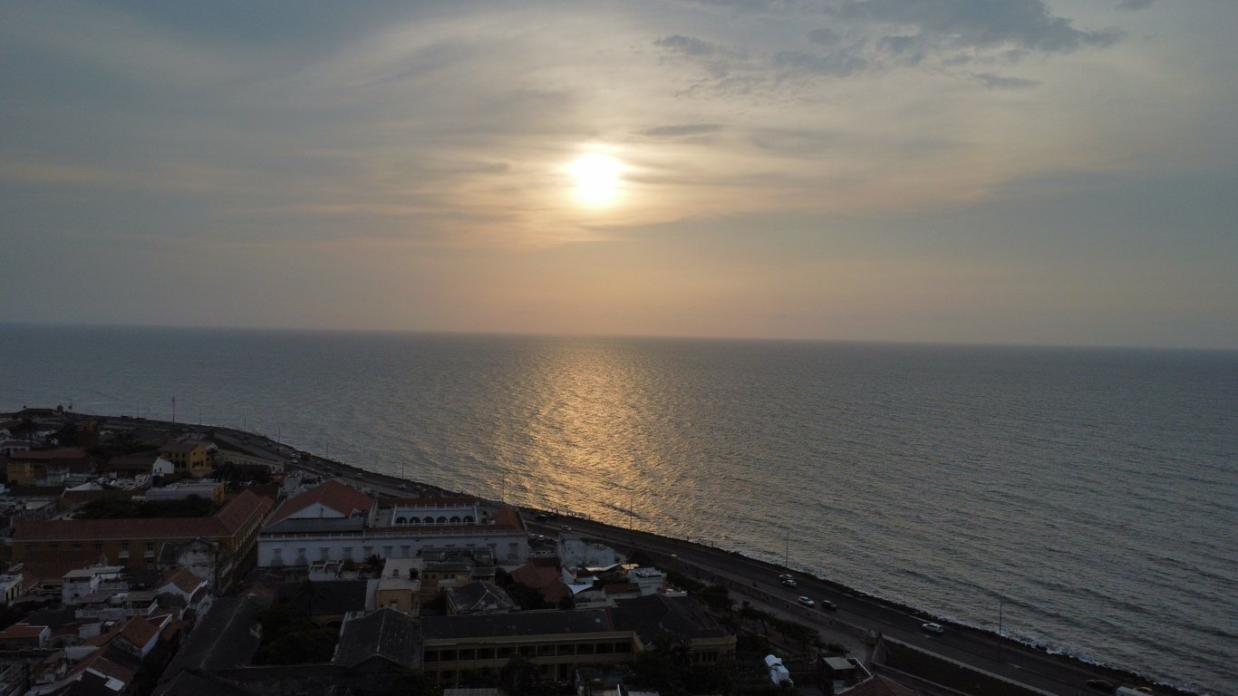 Montañas y horizonte al atardecer