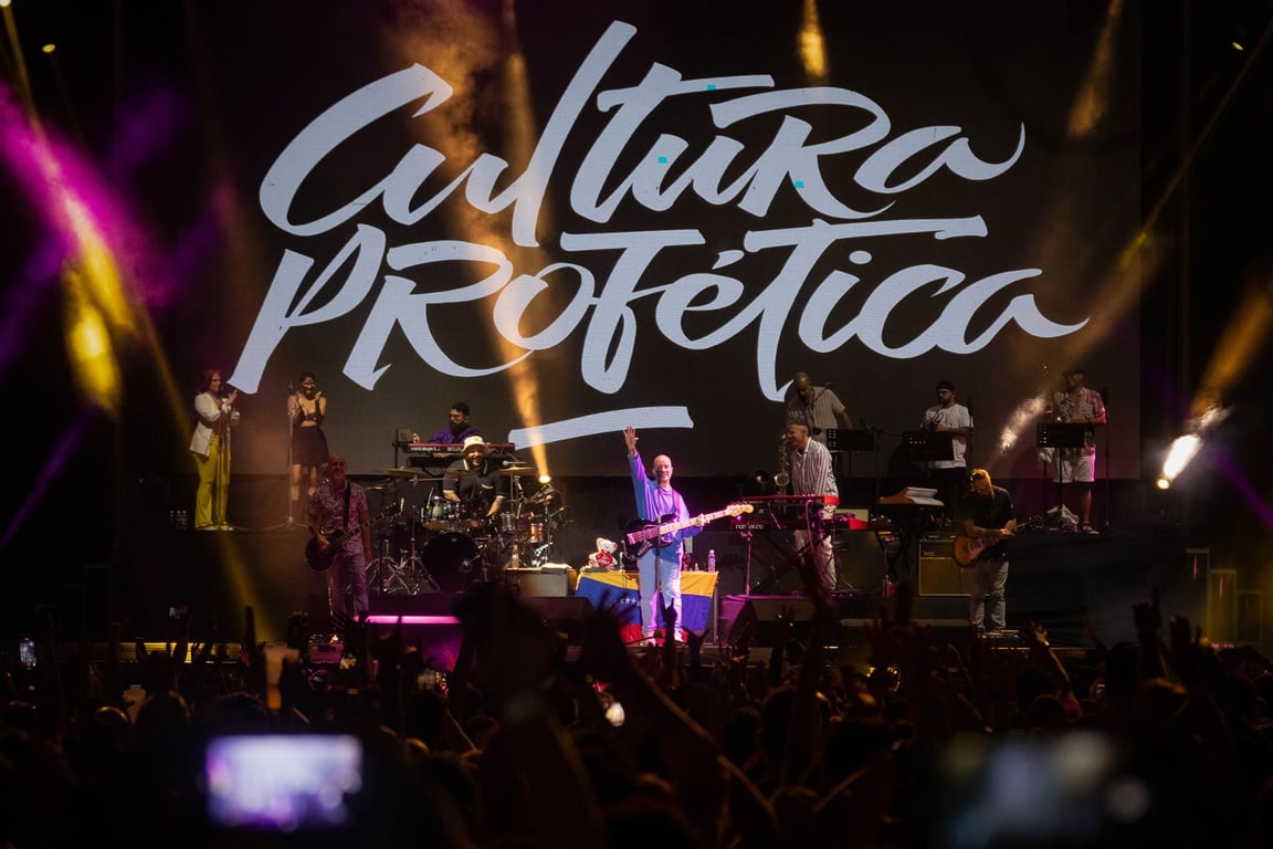 Cultura Profética actuando en vivo con un fondo colorido