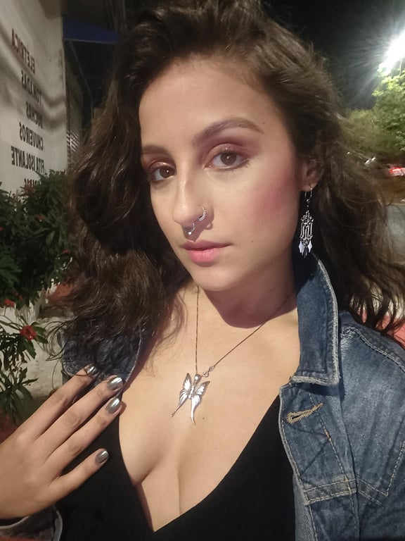 Beatriz Toque consciente. Presença real. Massagem tântrica