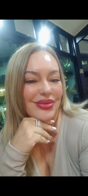 Loira massoterapeuta Graduado na Europa experiências na área Massagista em