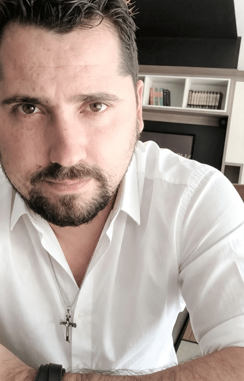 Não é uma simples massagem... É Nêmesis o toque sem julgamentos!