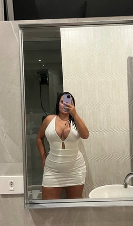 Massagista sensual em Curitiba - PR - Laura Mattos, terapeuta sensual com curvas voluptuosas 