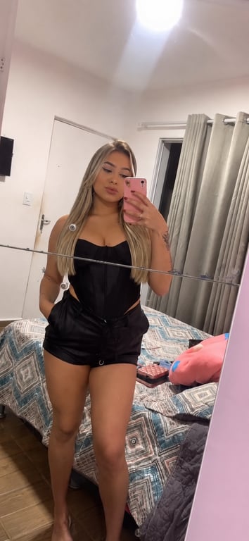 Malu, a terapeuta que vai te enlouquecer. Massagem nuru em
