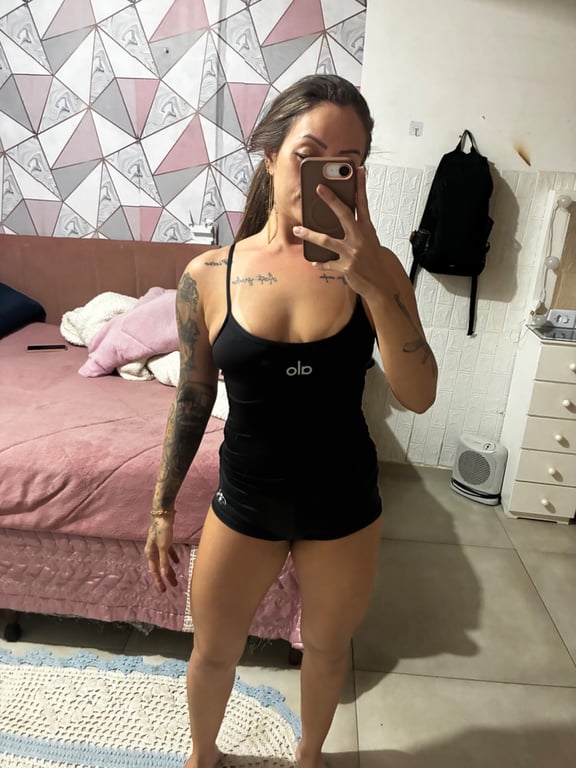 Uma verdadeira massagista de mão cheia, maravilhosa, venha relaxar. Massagem em