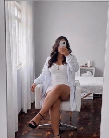 Massagista sensual em Curitiba - PR - Laura Mattos, terapeuta sensual com curvas voluptuosas