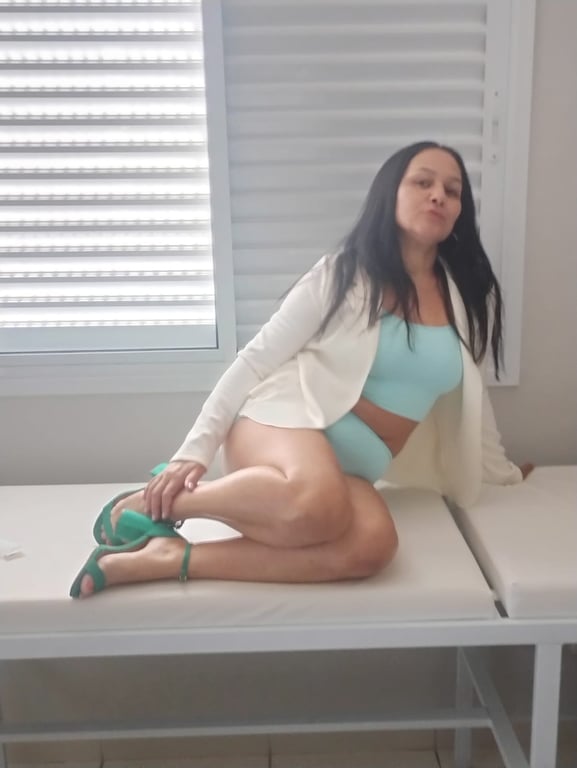 Thais massagem relaxante e sensual. Massagem