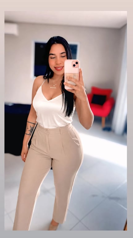 Olá! Sou a terapeuta Laura. Trabalho com a massagem relaxante, NURU