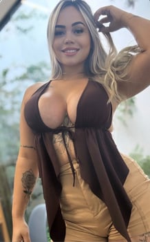 Jeny, pronta para te levar ao melhor momento. 