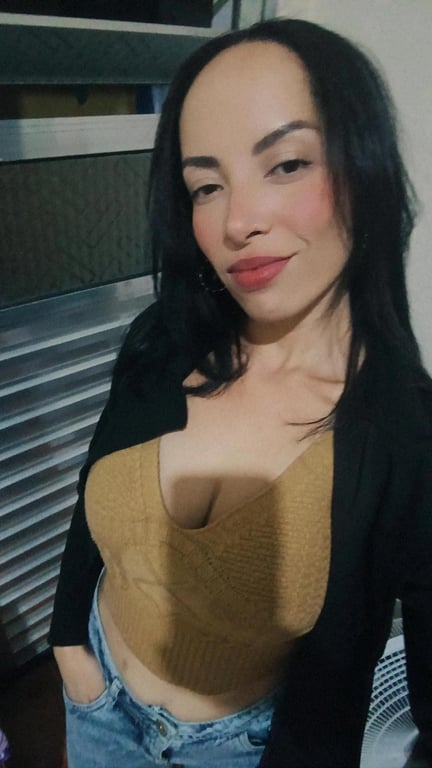 Iris Massoterapeuta Sinta o poder do toque que conecta e desperta. Massagem tântrica