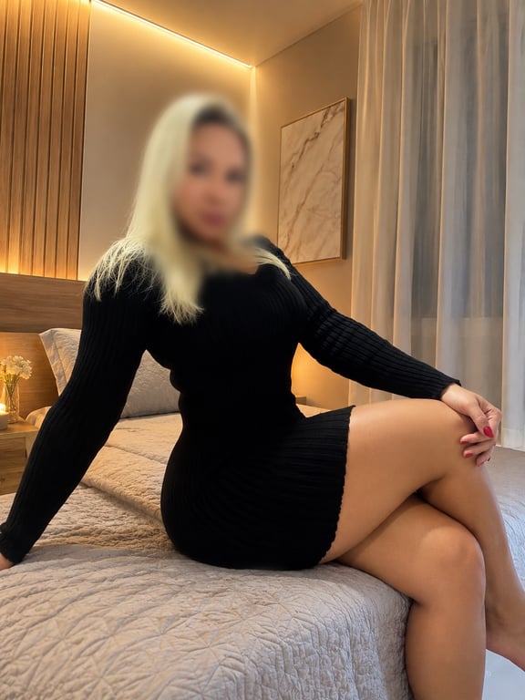 Lara com cremes relaxantes e movimentos delicados