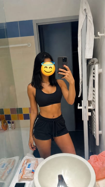 Mikkaely, massagem corpo a corpo no solo, peniana com os pés.