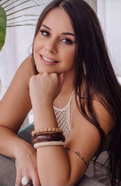 Milena massoterapeuta em um espaço aconchegante Massagem tântrica em