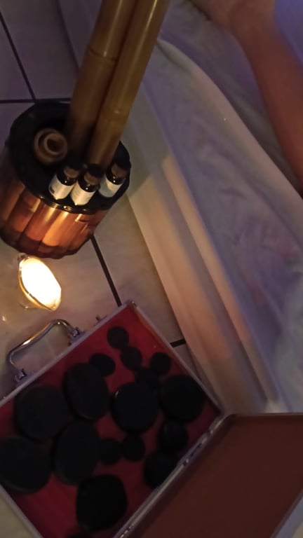 Massagem terapêuticas, bambuterapia aromaterapia e pedras quentes Massagem tântrica
