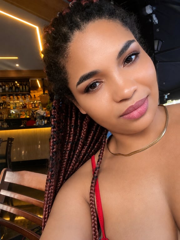 Gaby massagem relaxante e sensual nívelde força moderada e forte Massagem