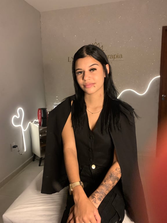 Safira Lyns massoterapeuta profissional Massagem