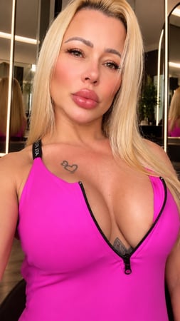 Massagista sensual em Balneário Camboriú - SC - MARY MASSAGEM NURU. Deslisando todo o meu corpo sobre o seu .