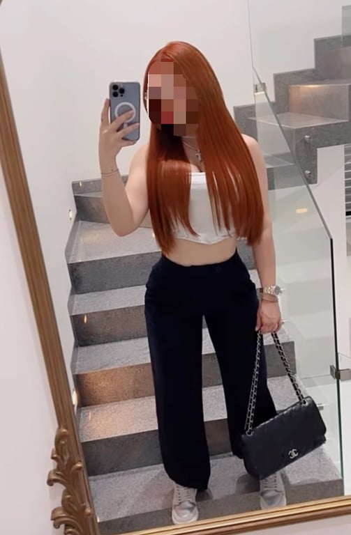 Ruiva Massoterapeuta carinhosa completa