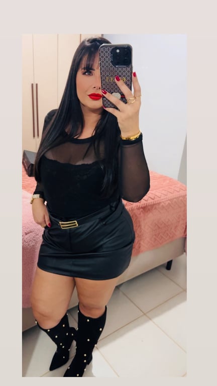 Júlia Miranda massagem tântrica, relaxante e Nuru Massagem tântrica