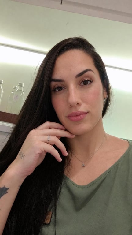 Hanna Monteiro Especialista em Nuru e Tantrica Massagem nuru