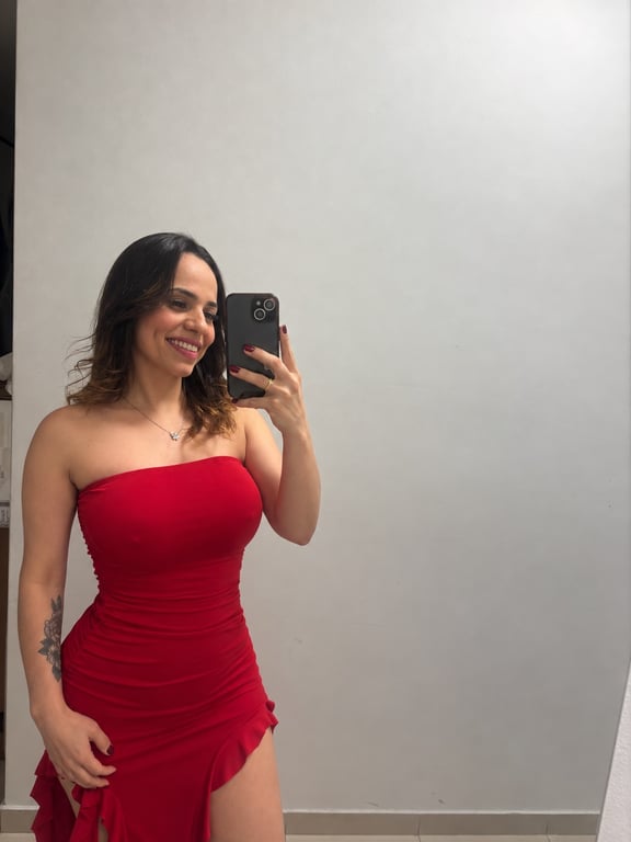 Clara, trazendo a melhor experiência em massagens sensuais.