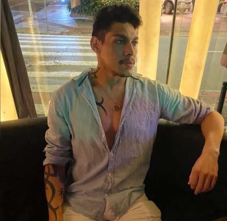 Divino Massoterapeuta e depilador Masculino. Massagem nuru em