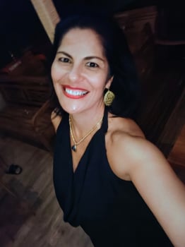 Olá, sou Vevê e trabalho com vários tipos de massagens.