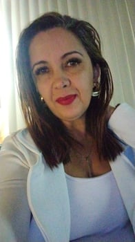 Karina Luiz - Massoterapeuta Holísticas Promovendo o Relaxamento
