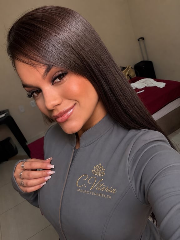 Vitória Araujo massoterapeuta especializada em massagens relaxantes,
