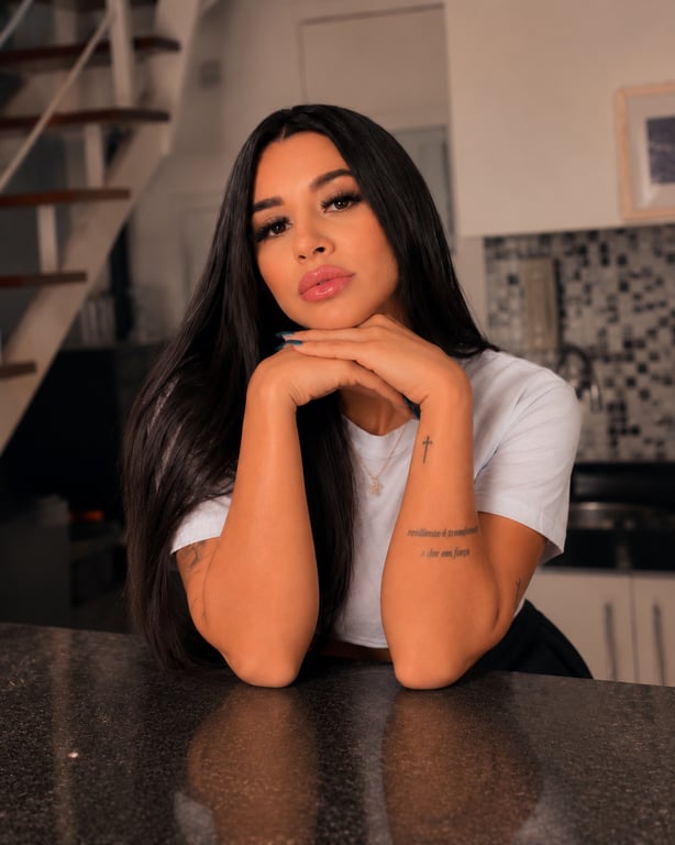 Camila Queiroz Massoterapeuta Prazer e cuidado . . Massagem