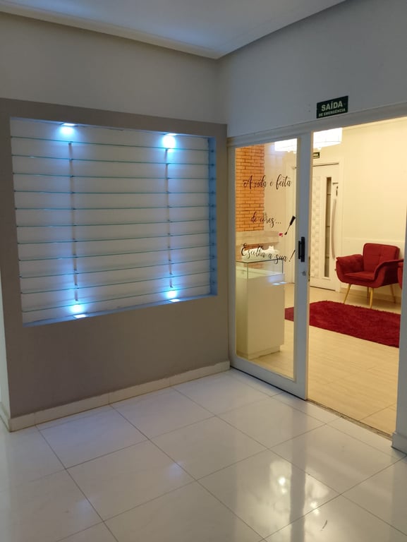 Sala para locação por hora ou diária. Ambiente confortável, discreto e bem localizado