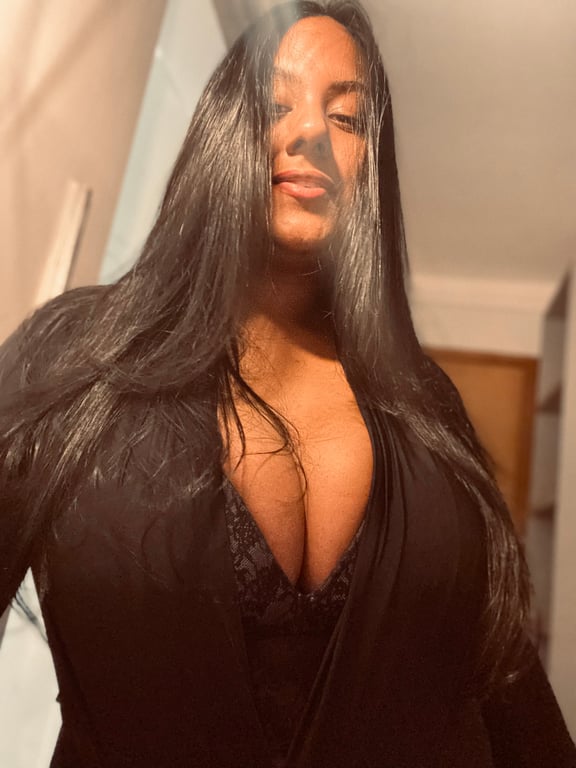 Karol Miller especialista em proporcionar o momento raro do prazer Massagem