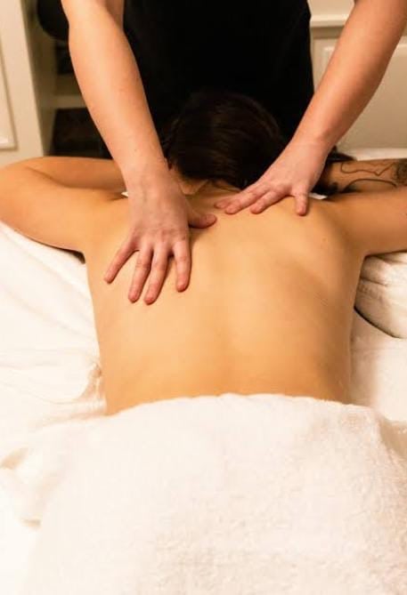 Terapeuta Júlia mix de massagens Massagem nuru em