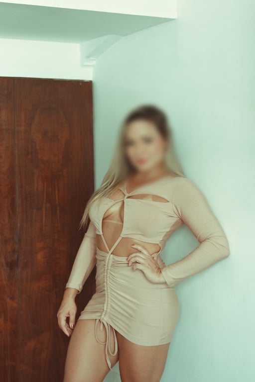 Lara com cremes relaxantes e movimentos delicados Massagem