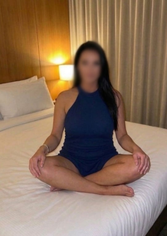 Sabrina Fernanda massagista especialista em Nuru e relaxante