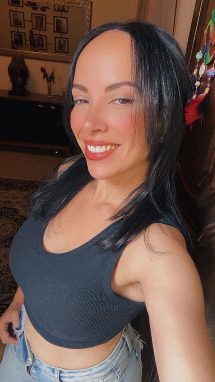 Iris Massoterapeuta Sinta o poder do toque que conecta e desperta. Massagem tântrica