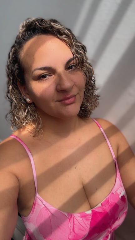 Faço massagens relaxantes e sensuais, venha relaxar com a Rebeca