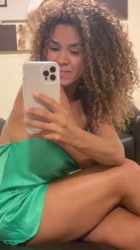 Bella, elegancia desejo e quimica na medida certa.