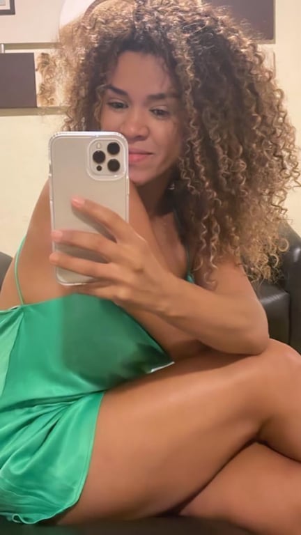 Bella, elegancia desejo e quimica na medida certa. Massagem sensual