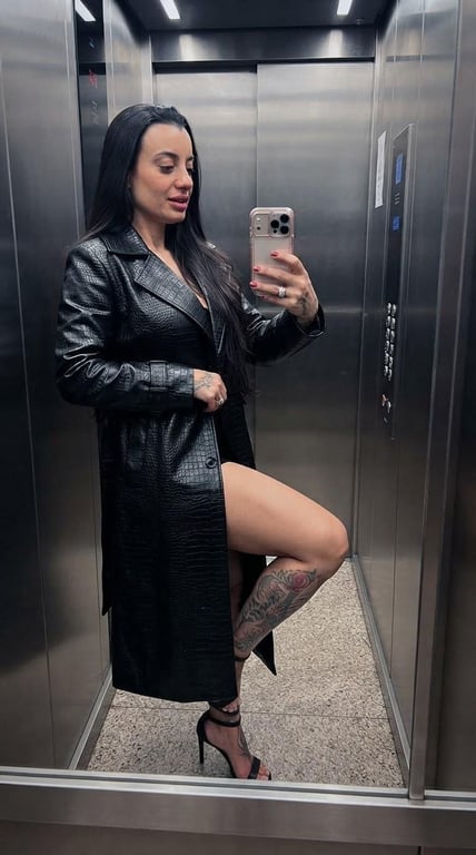 Laura Müller massoterapeuta especialista em nuru e tântrica Massagem em