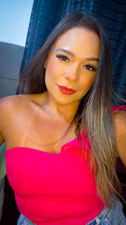 Lara com cremes relaxantes e movimentos delicados
