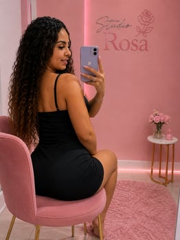 Emilly, massagista novinha com as mãos macias